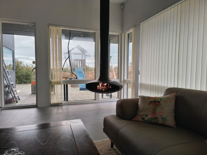 Zawieszony drewniany czarny kominek płonący kominek na dachu wewnętrzny stalowy niestandardowy 16